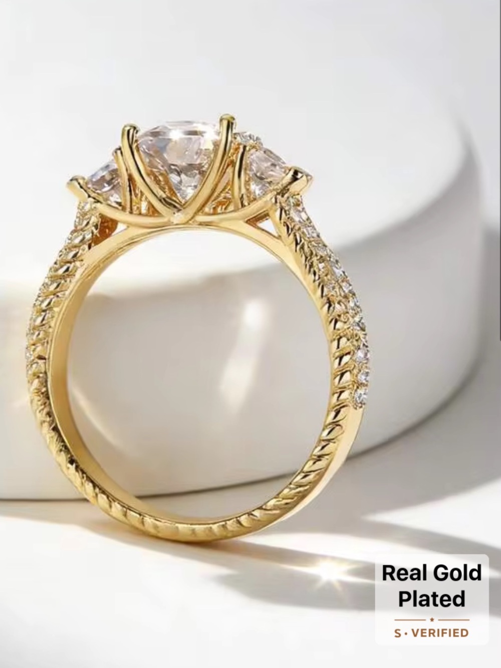 🆕18 k gold-plated ring featuring three clear stones - size 6